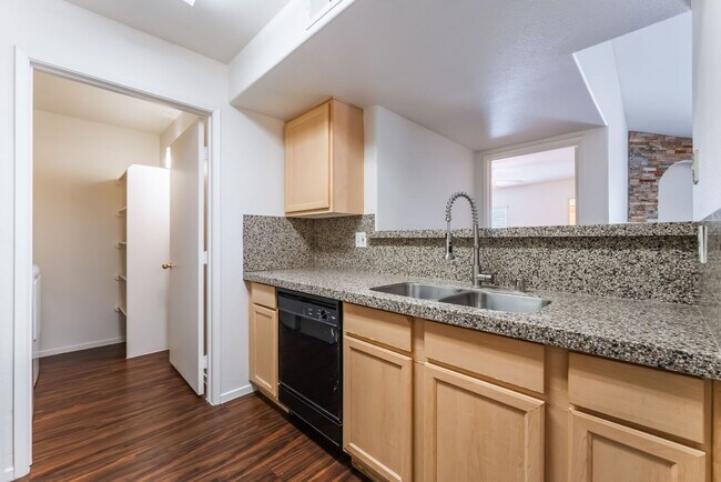 Building Photo - Gorgeous 3 Bedroom Seven Hills Condo For L...