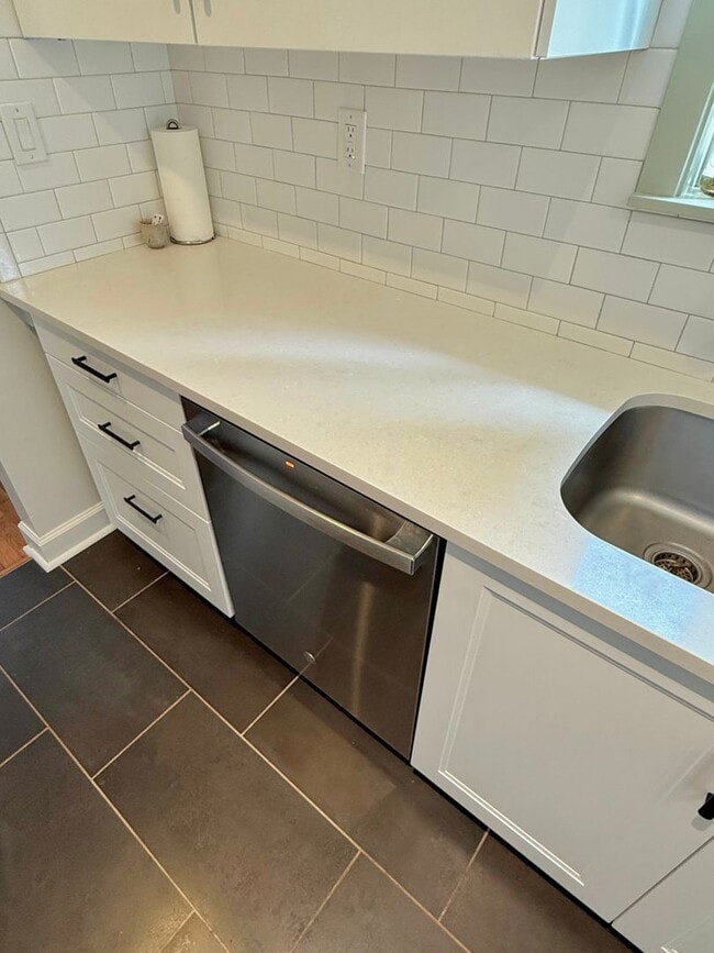 Building Photo - 3 BR West Seattle Home – Cozy and Convenie...