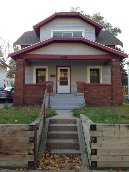 Building Photo - 821 Diamond Ave NE