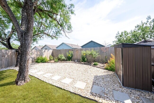 Building Photo - 3 Bedroom Single-Story Home for Rent with ...