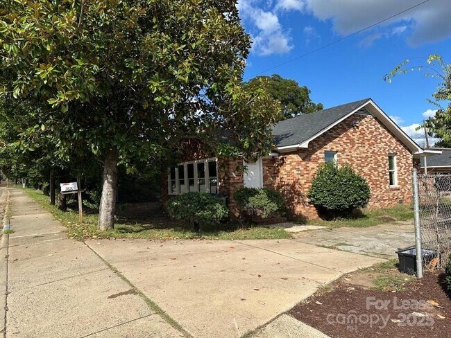 Building Photo - 2818 Beatties Ford Rd