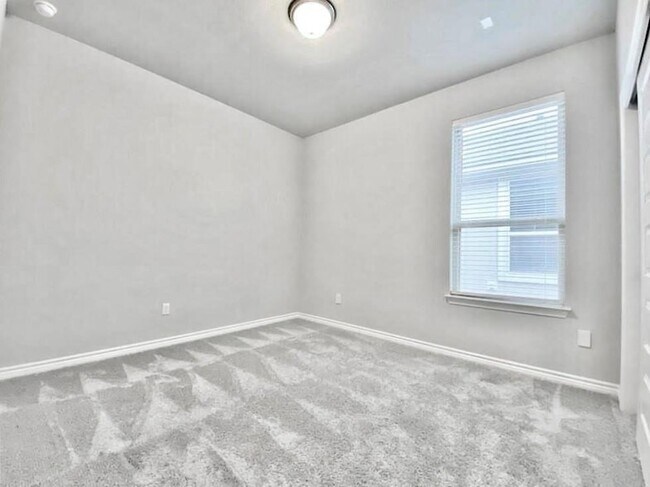 Building Photo - 816 Alta Wy