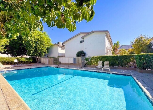 Building Photo - COMPLETELY UPDATED ONE BEDROOM APARTMENT IN TARZANA!