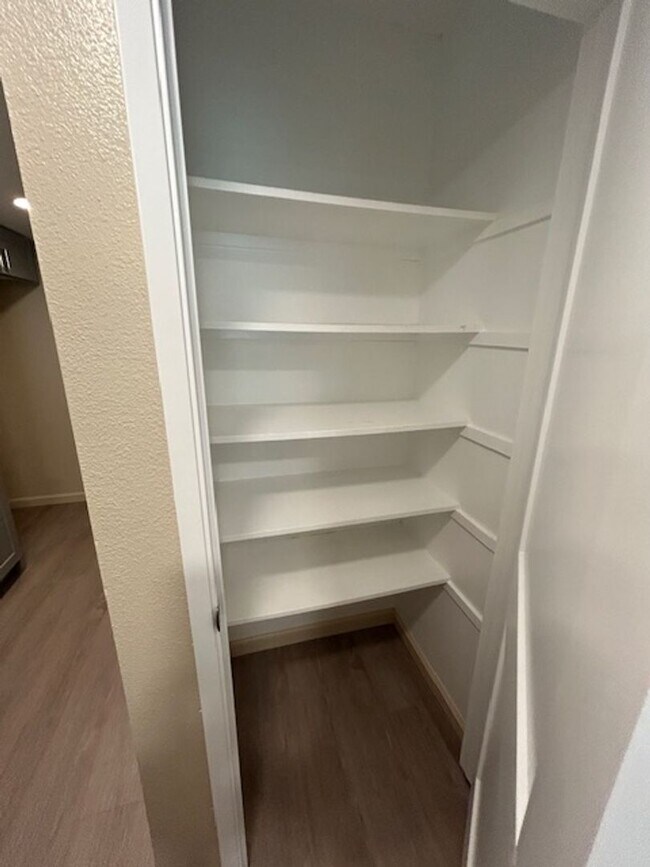 Building Photo - Beautiful Newly Remodeled 2 Bedroom 1.5 Bathroom in SE Visalia!