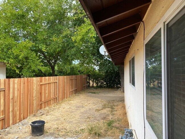 Building Photo - Duplex - 2 Bedrooms, 1 Bath.