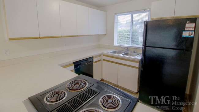 Building Photo - Roomy One Level 2 Bdrm Duplex w/ Open Floo...
