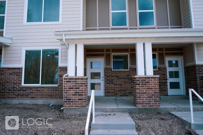 Primary Photo - Gorgeous Townhome in Great Location!