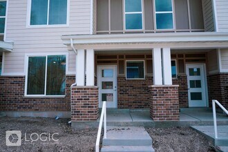 Building Photo - Gorgeous Townhome in Great Location!