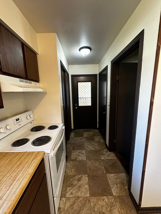 Building Photo - 1837-1837 Post Rd