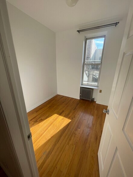 Building Photo - 16 Conselyea St