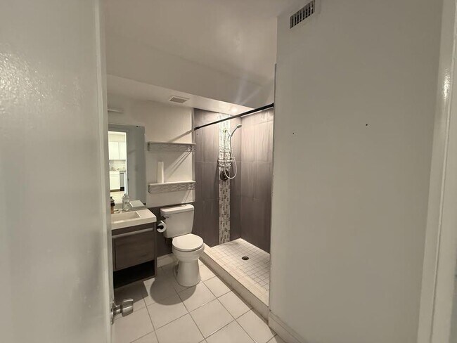 Building Photo - 719 S Beach St