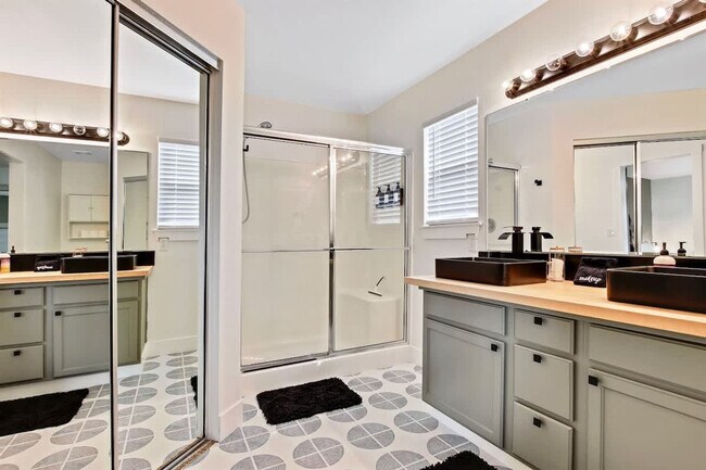 Building Photo - 4243 E Driftwood Dr