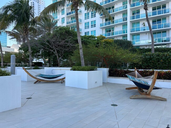 Building Photo - 950 Brickell Bay Dr