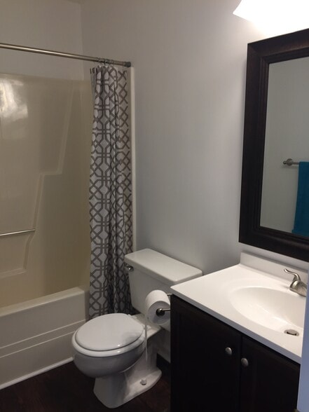 Full Bathroom - 6816 Ray Rd