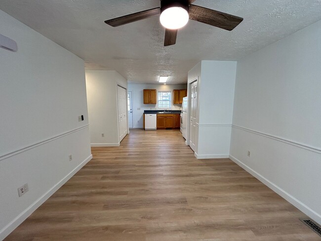 Building Photo - Candler - Recently Renovated Apt Ready for...