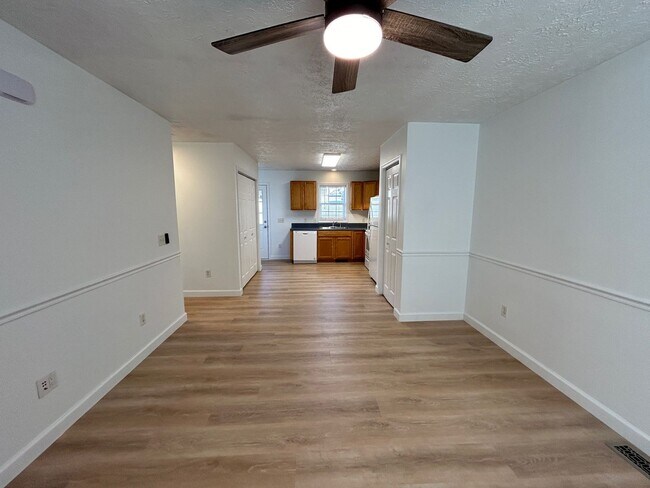 Building Photo - Candler - Recently Renovated Apt Ready for Occupancy!