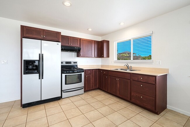 Building Photo - Beautiful 4 Bedroom, 4 Bathroom Home in th...