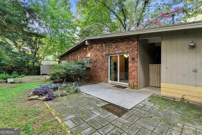 Building Photo - 2627 Woodacres Rd NE