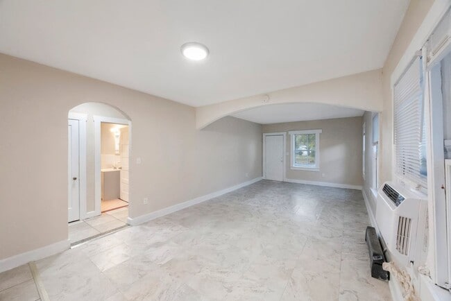 Building Photo - REDUCED  $25 App Fee  3bdrm/1bath home wit...