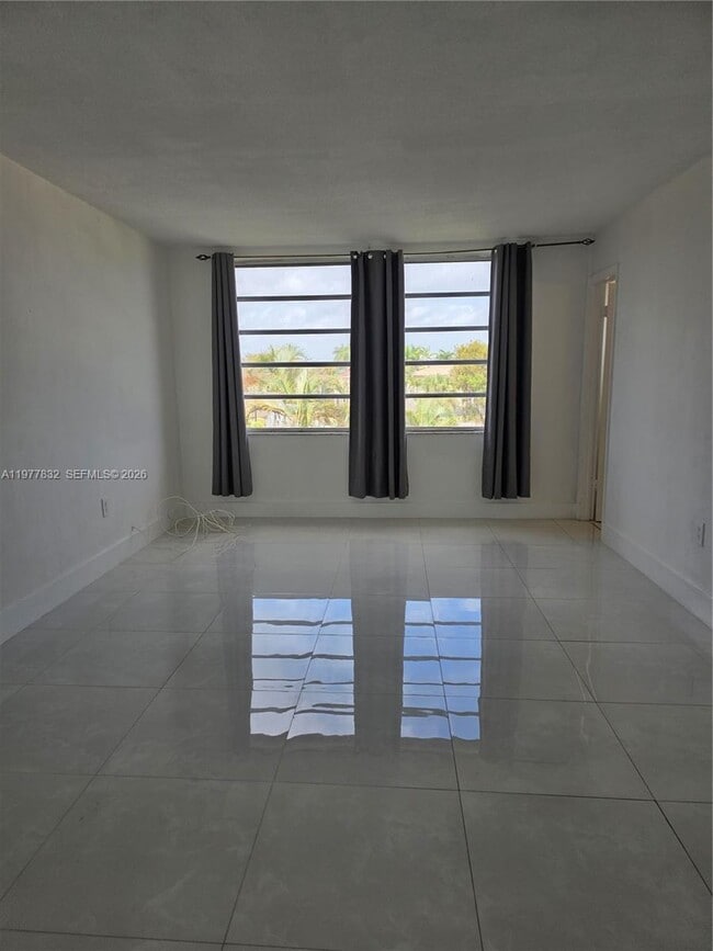 Building Photo - 1351 NE 191st St