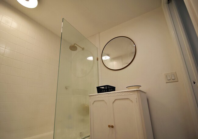 Building Photo - 3051 NE 48th St