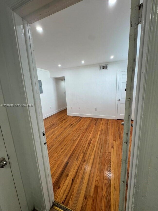 Building Photo - 15 Sidonia Ave