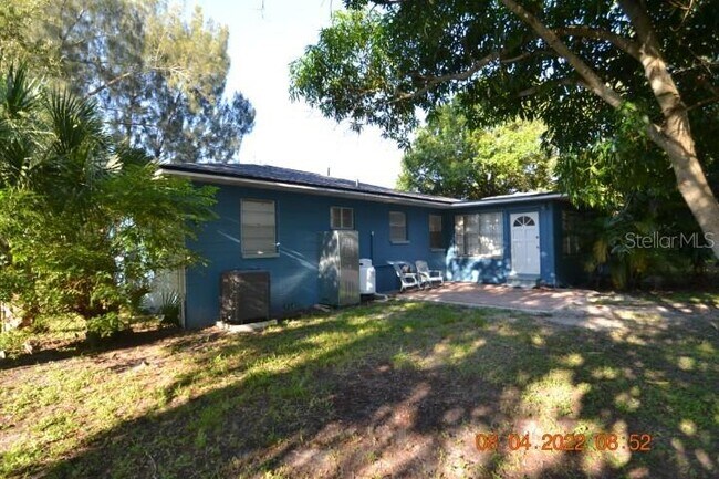 Building Photo - 2801 Sanders Dr
