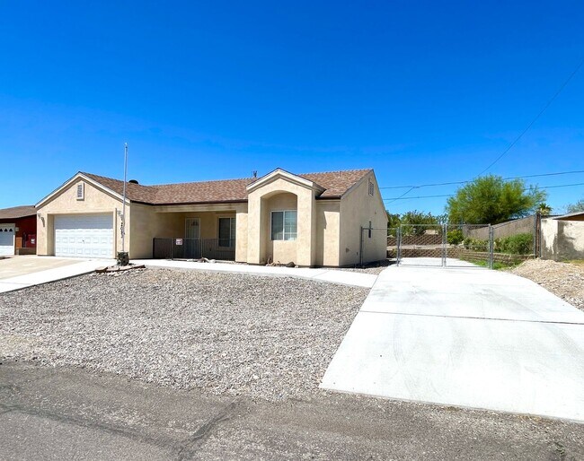 Building Photo - Inviting 3 Bedroom Home with RV Parking an...
