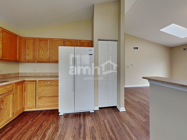 Building Photo - 4609 Vista Dr