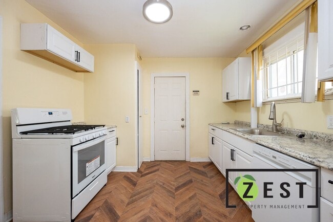 Building Photo - ***OPEN HOUSE SAT. OCT. 11TH 2025 10-10:30AM*** Spacious Upper Flat with Bonus Room, Garage, and ...