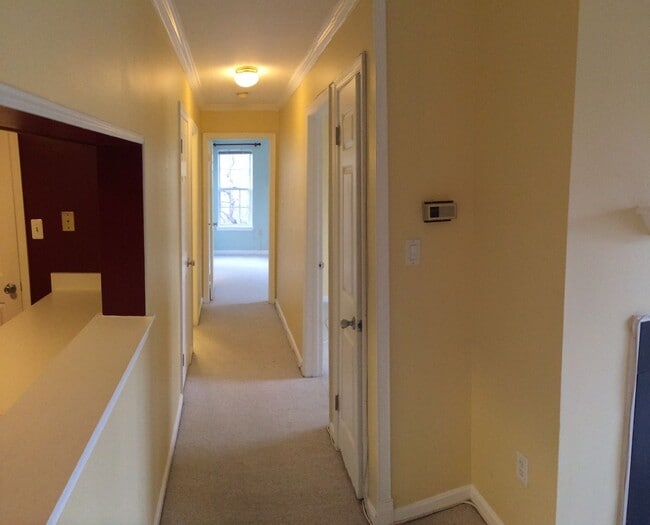 Building Photo - Top Floor Condo with Fireplace and Open Fl...