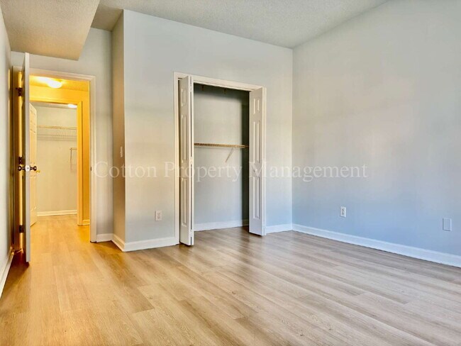 Building Photo - Updated 2BR/2BA First Floor Condo in Midto...