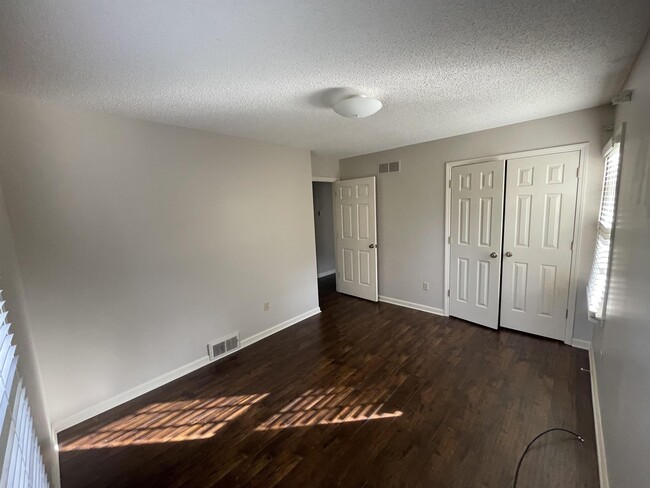 Building Photo - 2420 Stratfield Dr