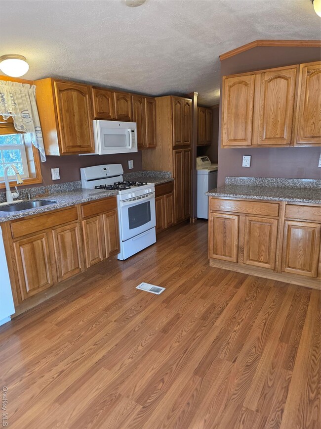 Building Photo - 8 Greenrose Dr