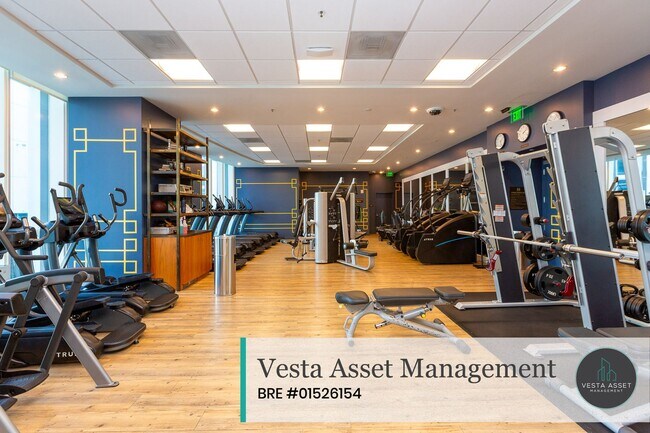 Building Photo - Luxurious High-Rise Living with Iconic San Francisco Views