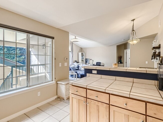 Building Photo - Evolve Real Estate: Bright 1 Bedroom Condo with  Private Garage near DTC!