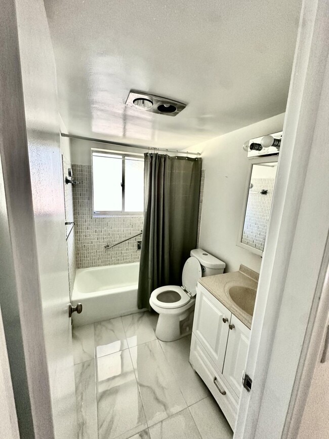 Building Photo - 2440 Lake Osborne Dr