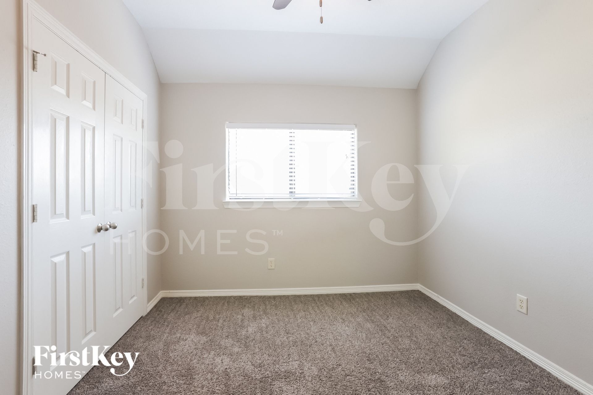 Building Photo - 8015 N Tarrytown Crossing Dr