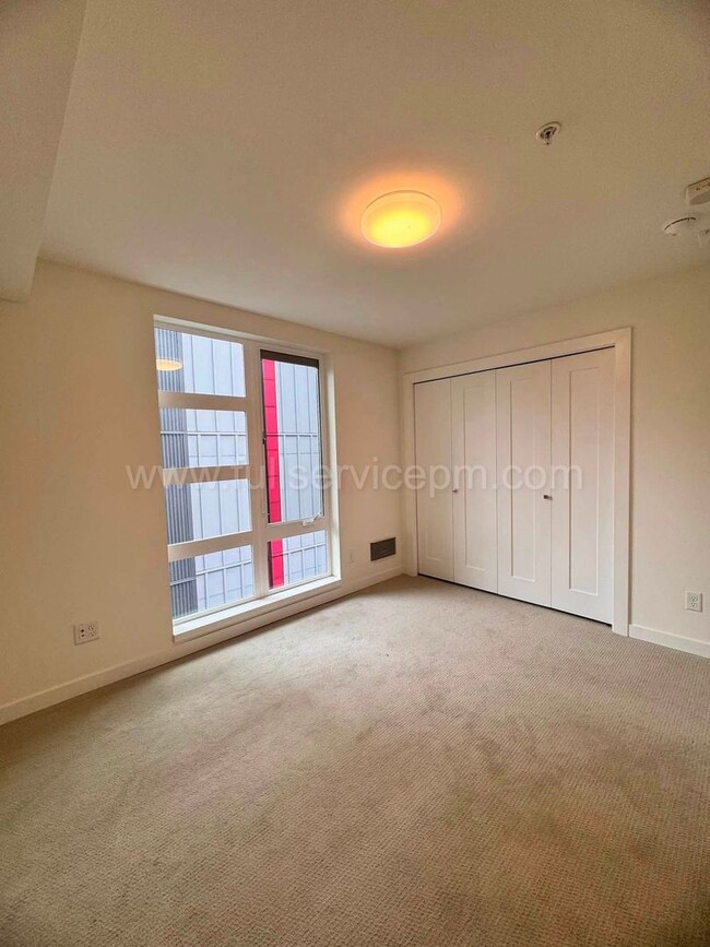 Building Photo - Modern Live/Work Northgate Townhome w/ Rooftop Deck, Luxury Bosch Kitchen & Dual Suites