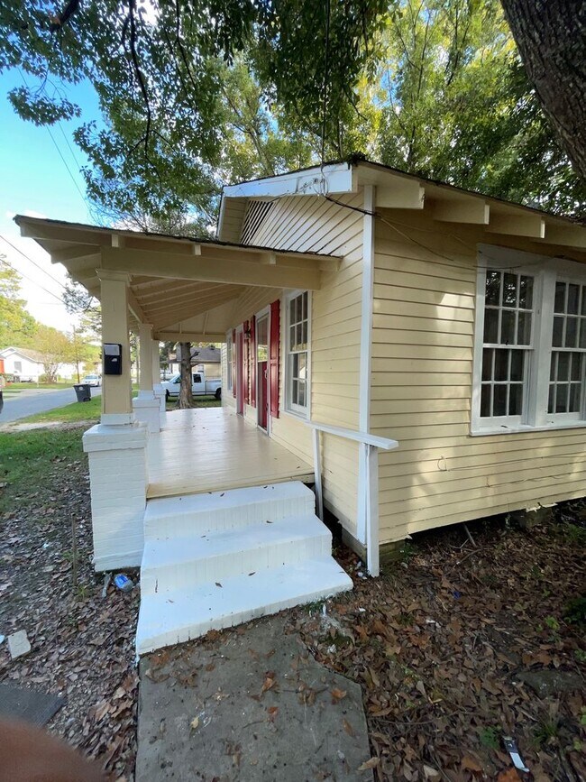 Building Photo - 3160 Wyandotte St