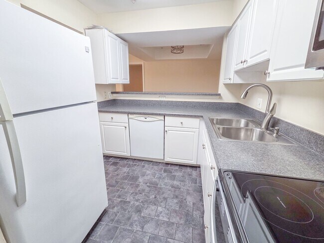 Building Photo - Stunning 2br/2bth condo in North Bethesda,...