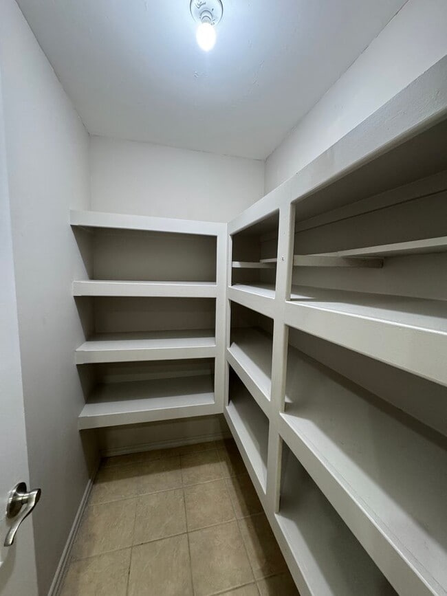 Building Photo - Charming 3 bedroom home with storm shelter in Norman! No carpet and a large pantry!