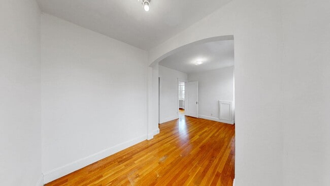 Building Photo - Medford Square 1-bed with heat and hot water included