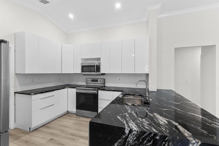 Building Photo - 1425 Majesty Ter