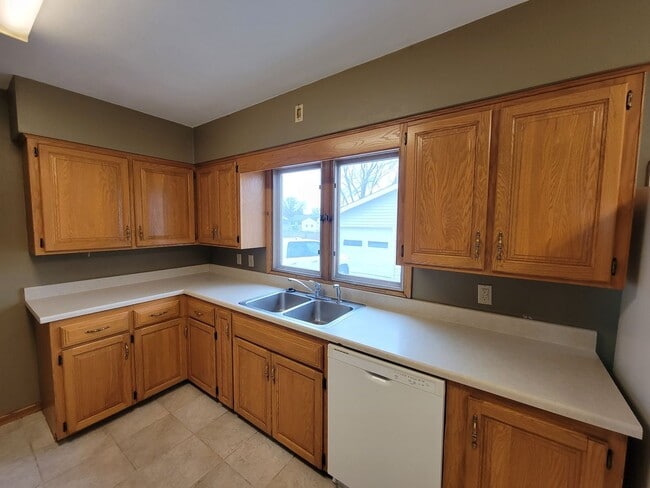 Building Photo - 4 Bed 2 Bath house for Rent!