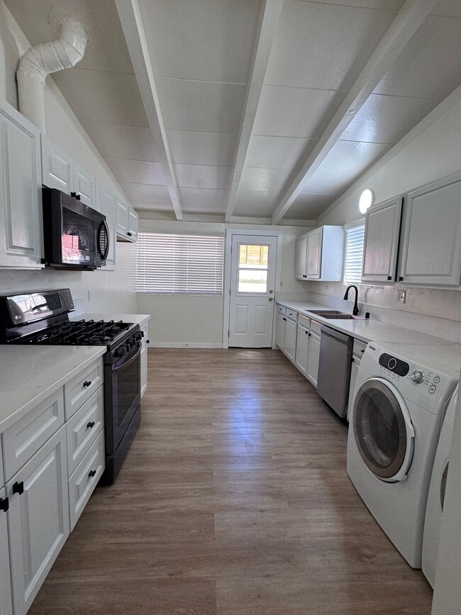 Building Photo - Remodeled 3 bedroom in Sylmar