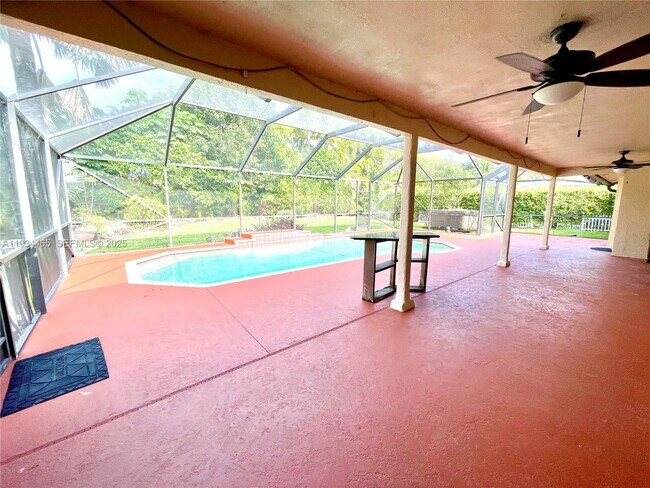 Building Photo - 10001 NW 11th Manor