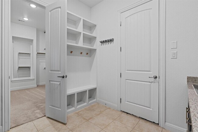 Building Photo - 2328 Lucky Ln