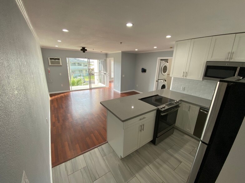 Kitchen looking into living room - 711 Wailepo Pl