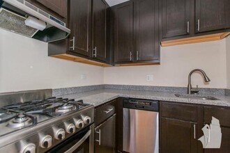 Building Photo - 1 bedroom in Chicago IL 60640